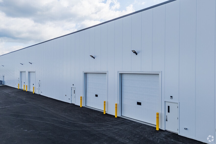 More Photos Of 650 Rue Louis-Blériot, Mascouche Distribution For Sale
