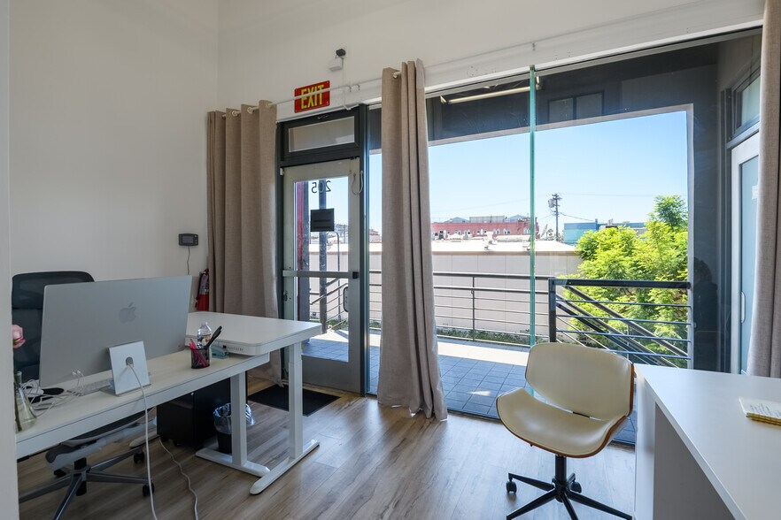 More Photos Of 1501 Main St, Venice Storefront Retail Office For Lease