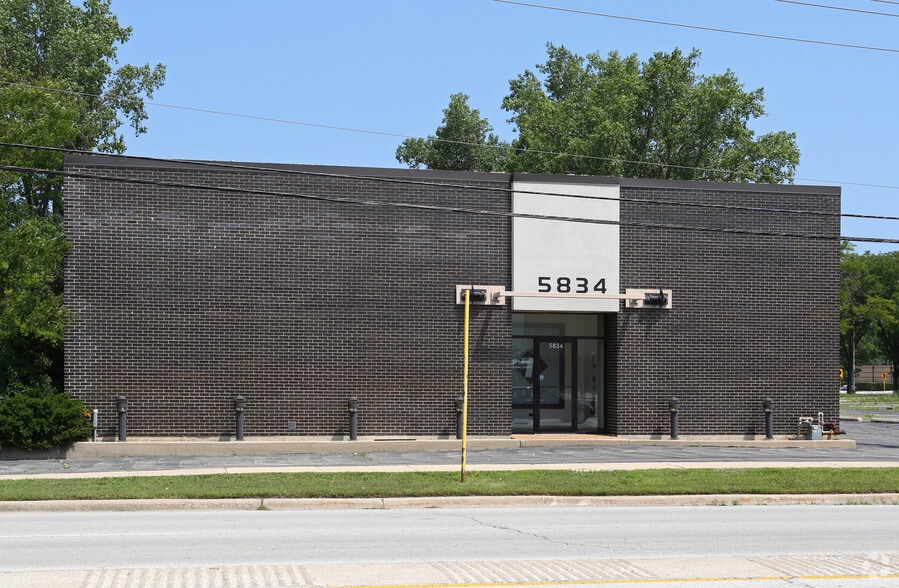 More Photos Of 5834 W Howard St, Skokie Warehouse For Sale