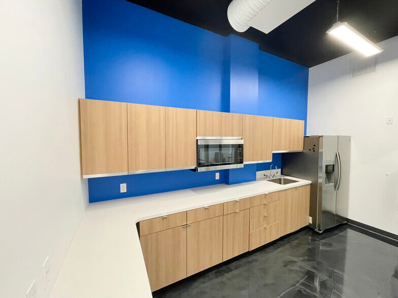 More Photos Of 1110 Pine Ridge Rd, Naples Office For Lease