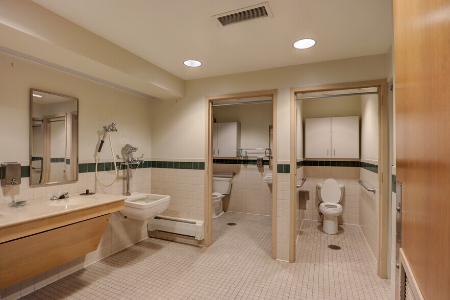 More Photos Of 4960 Hill Rd, Kennedy Schools For Lease