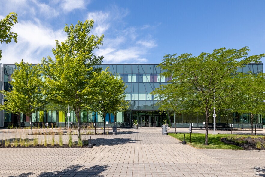 More Photos Of 8275 Rte Transcanadienne, Saint-Laurent Unknown For Lease