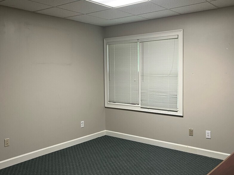 More Photos Of 500 Sun Valley Dr, Roswell Office For Sale