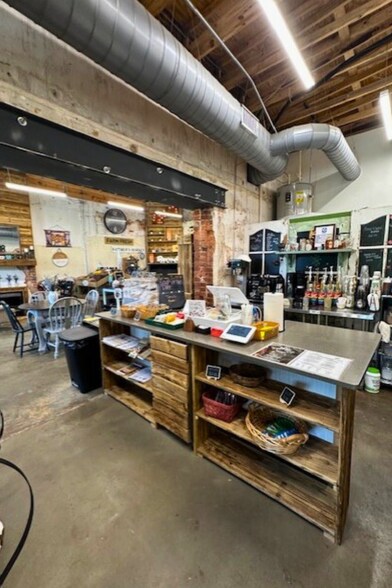 More Photos Of 412-416 Grayson Pky, Grayson Storefront For Lease