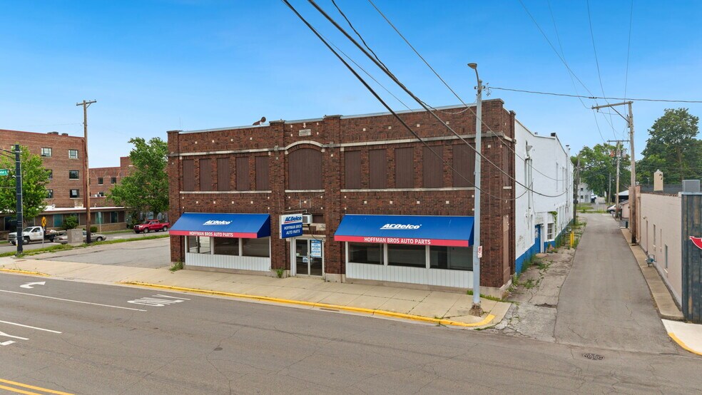 More Photos Of 314 E Market St, Warsaw Showroom For Sale
