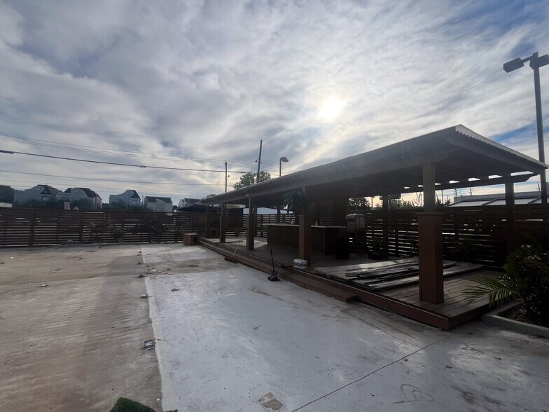 More Photos Of 5316 Washington Ave, Houston Bar For Lease