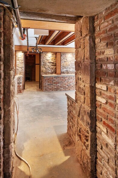 More Photos Of 159 N Sycamore St, Newtown Office For Lease