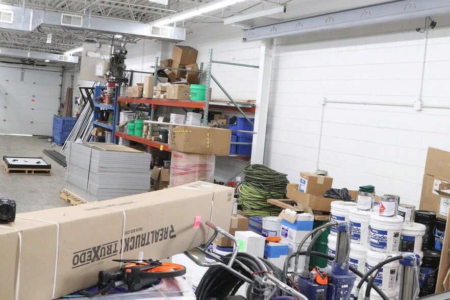 More Photos Of 4583 American Road rd, Rockford Flex For Lease