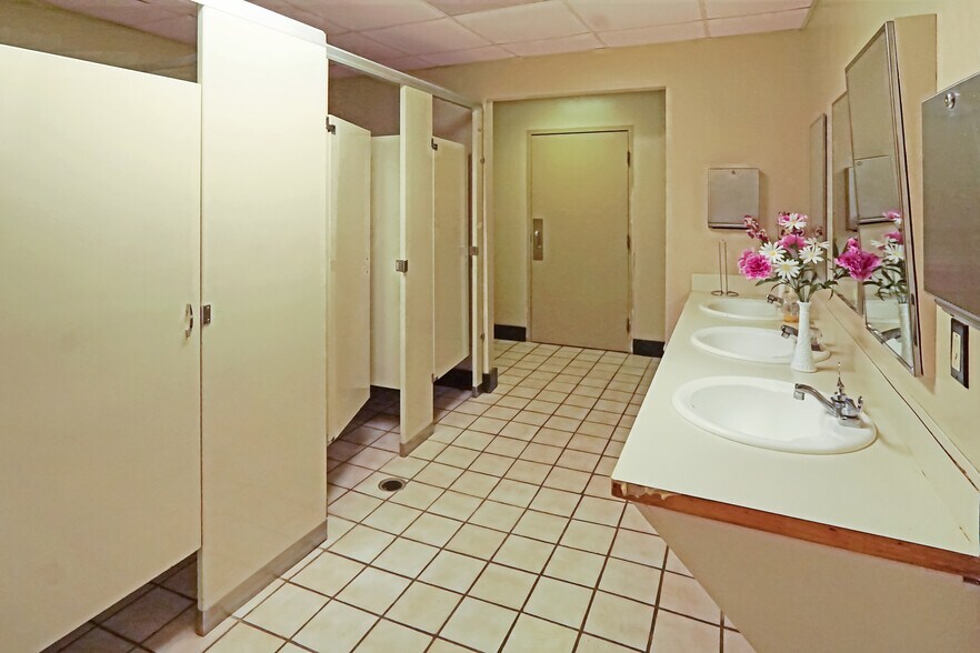 More Photos Of 1560 Commercial Ct, Jonesboro Office For Sale