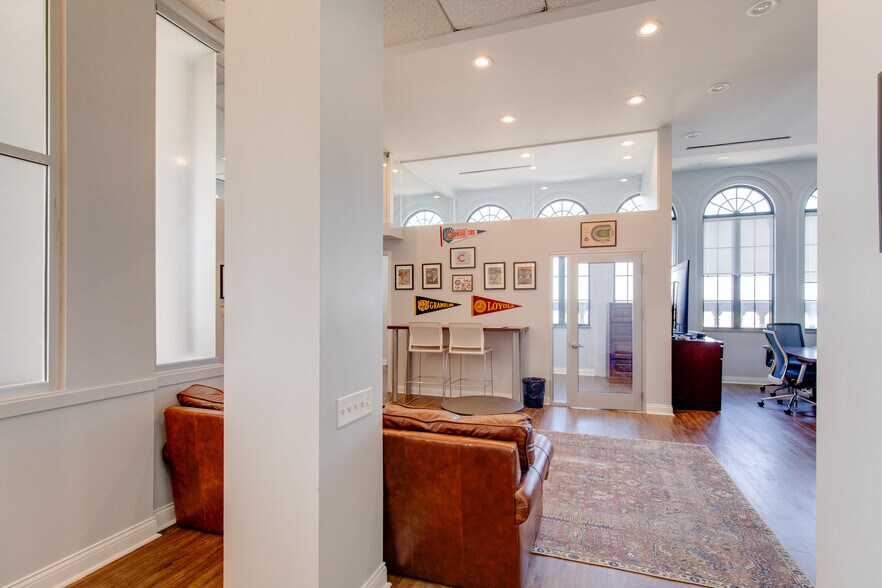 More Photos Of 2551 N Clark St, Chicago Office For Lease