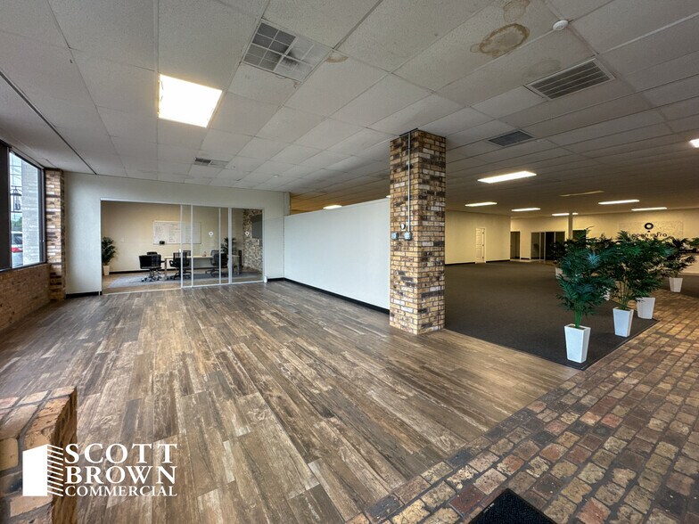 More Photos Of 520 N Loop 288, Denton Showroom For Lease
