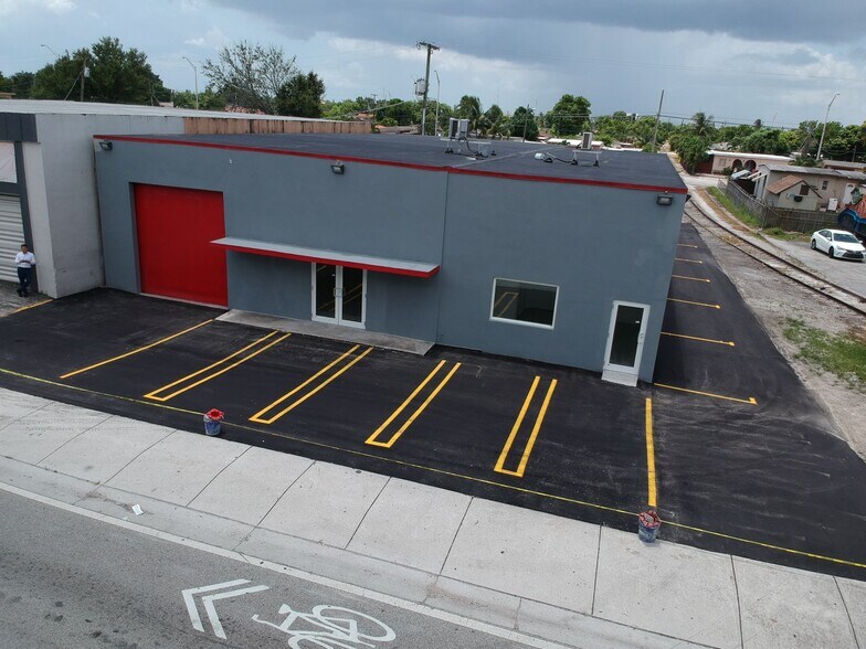 More Photos Of 242 W 21st St, Hialeah Warehouse For Lease