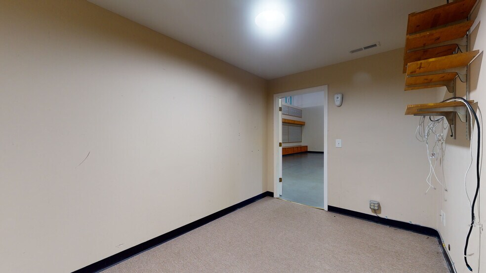 More Photos Of 3663-3673 Alamance Rd, Burlington Flex For Lease