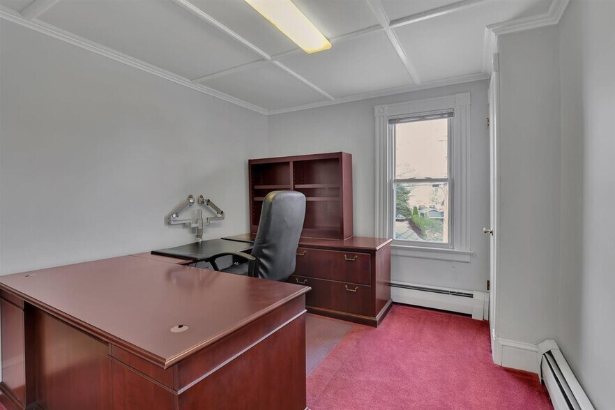 More Photos Of 36 School St, Glastonbury Office For Sale
