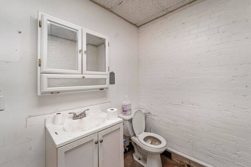 More Photos Of 909-911 Milton Rd, Alton Flex For Sale