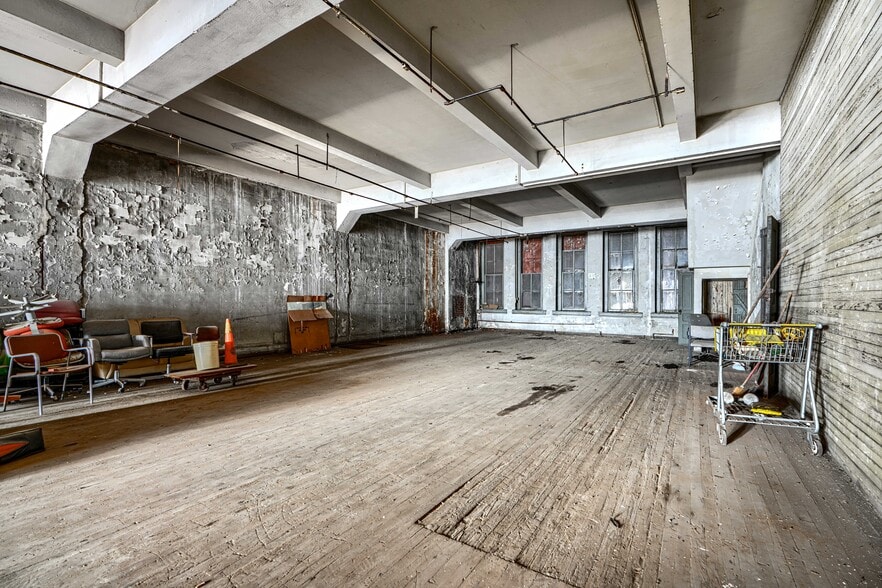 More Photos Of 414-416 E Baltimore St, Baltimore Bar For Sale