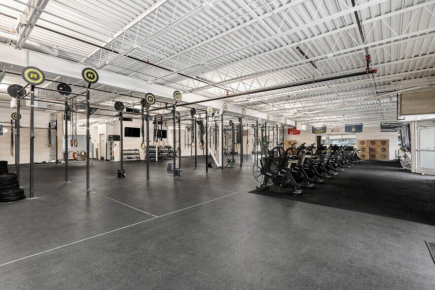 More Photos Of 221 W County Line Rd, Littleton Freestanding For Lease