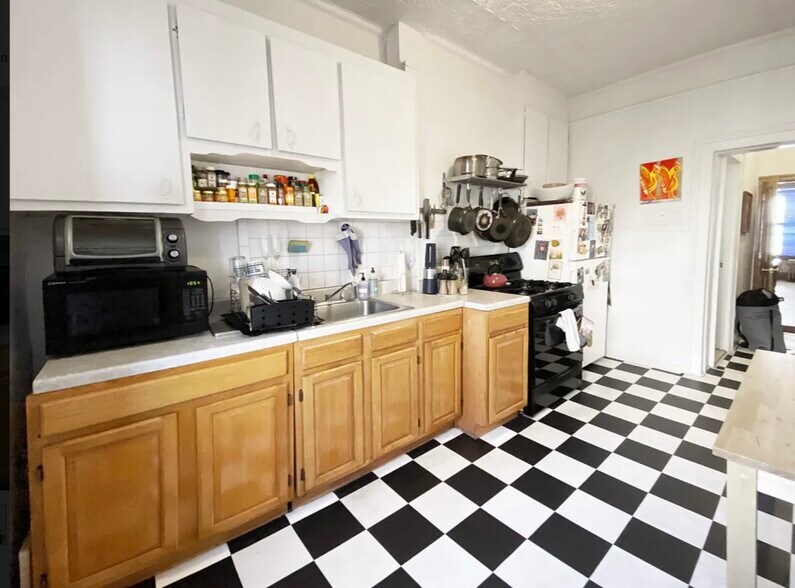 More Photos Of 141 Conselyea St, Brooklyn Multifamily For Sale