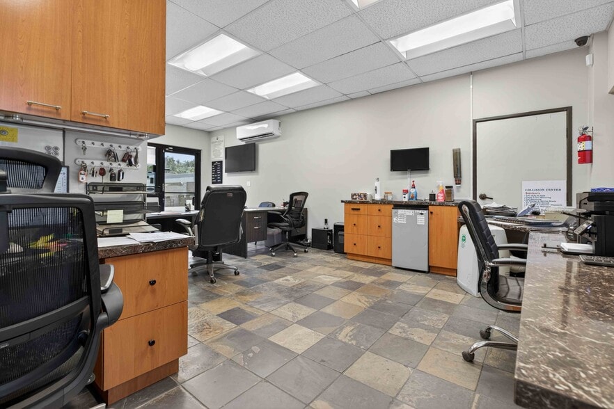 More Photos Of 14723 Aetna St, Van Nuys Auto Repair For Sale