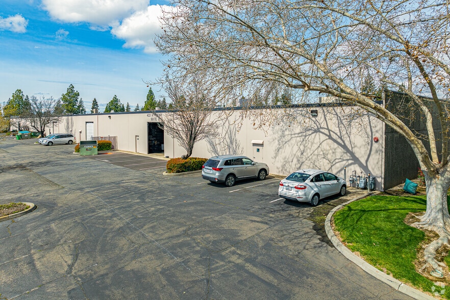 More Photos Of 4221 N Freeway Blvd, Sacramento Warehouse For Lease
