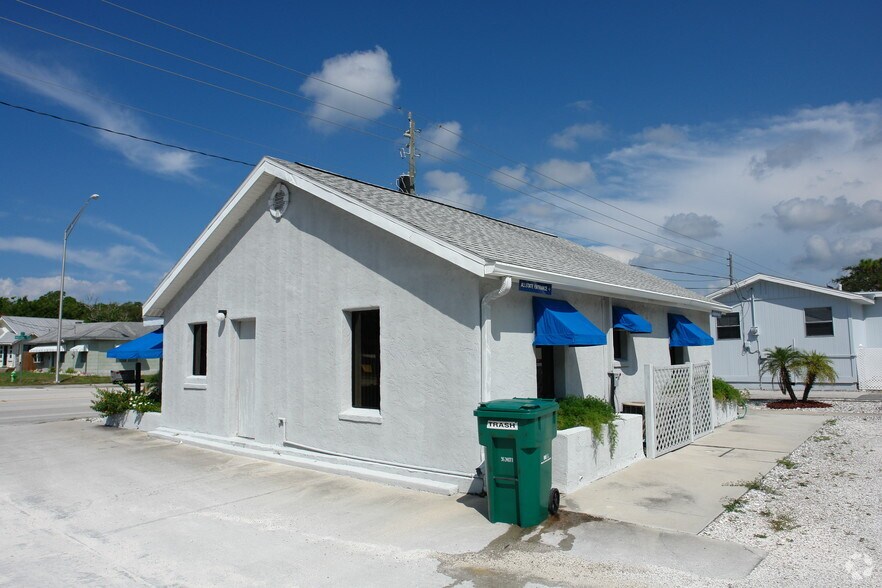 More Photos Of 651 S Indiana Ave, Englewood Office For Sale
