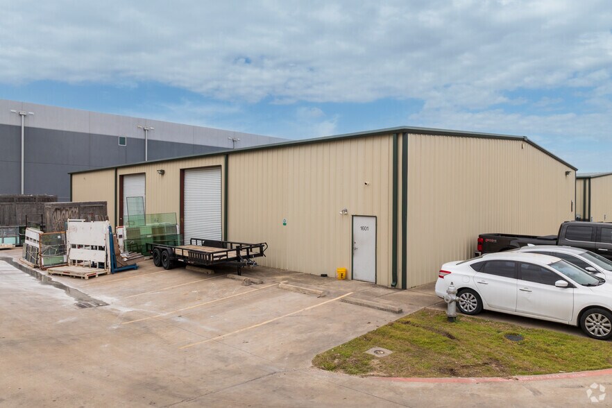 More Photos Of 1834 Ferguson Ln, Austin Unknown For Lease