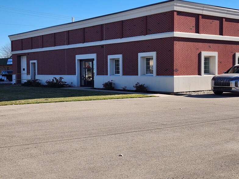 Primary Photo Of 511 E Centralia St, Elkhorn Manufacturing For Lease