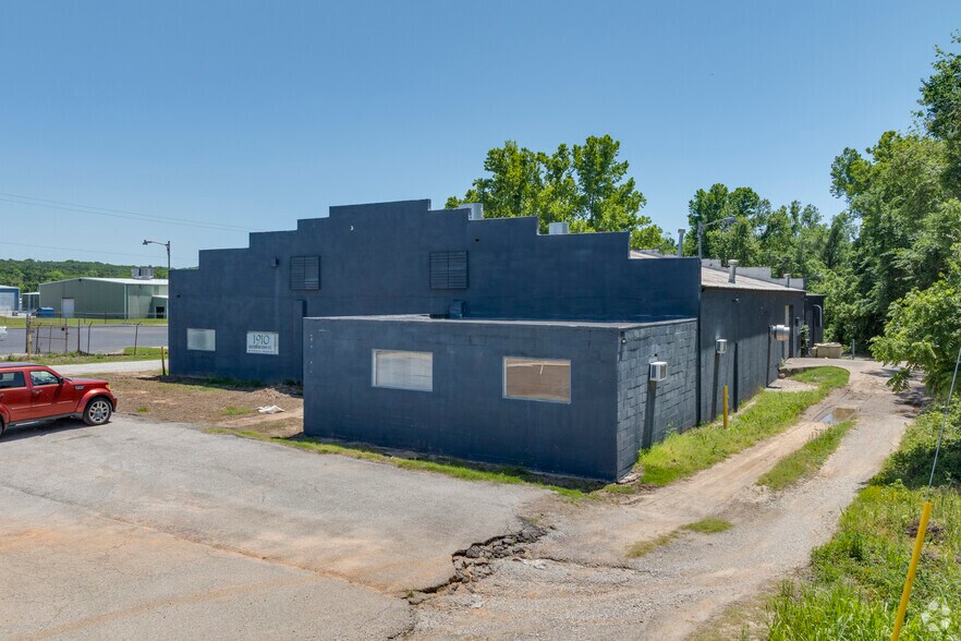 More Photos Of 920 W Skelly Dr, Tulsa Manufacturing For Lease