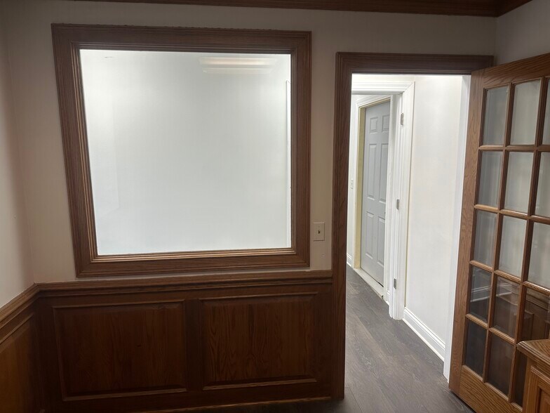 More Photos Of 419 W Washington Ave, Lake Bluff Flex For Lease