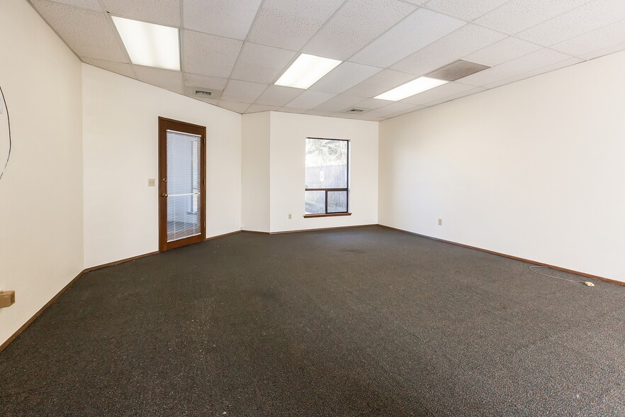 More Photos Of 2025 Wheaton Way, Bremerton Office For Sale