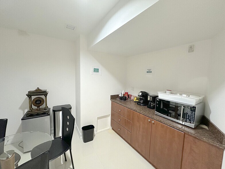 More Photos Of 900-990 Biscayne Blvd, Miami Apartments For Sale