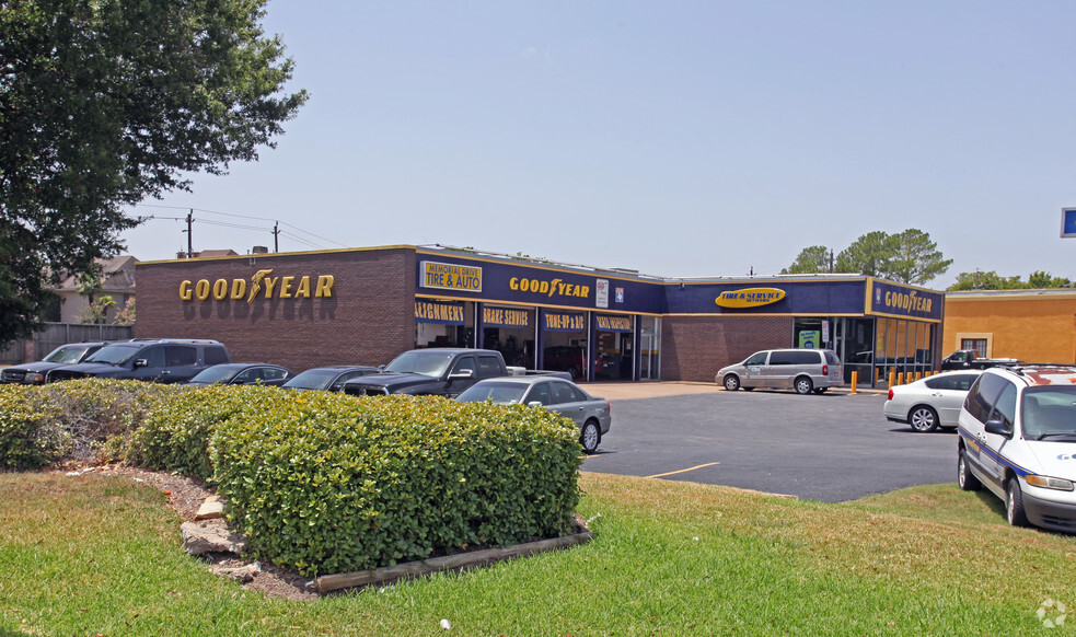 Primary Photo Of 14715 Memorial Dr, Houston Auto Repair For Lease