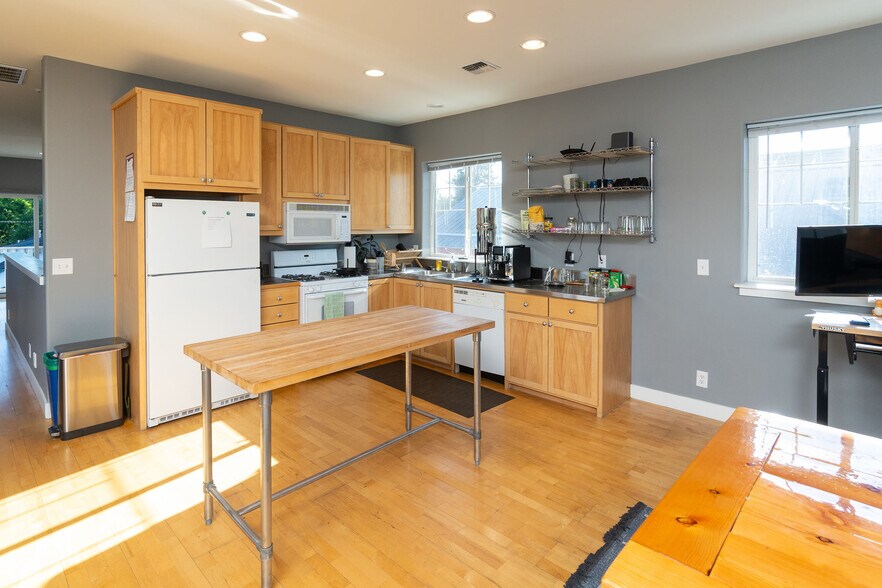 More Photos Of 626 NW Arizona Ave, Bend Office For Sale