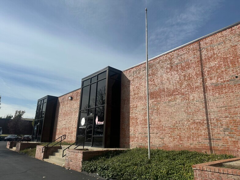 Primary Photo Of 79-85 Weldon Pky, Maryland Heights Light Distribution For Lease