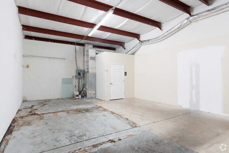 More Photos Of 2600 Aurora Rd, Melbourne Unknown For Lease