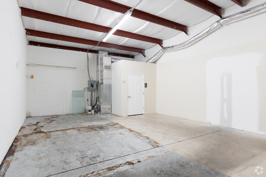 More Photos Of 2600 Aurora Rd, Melbourne Unknown For Lease