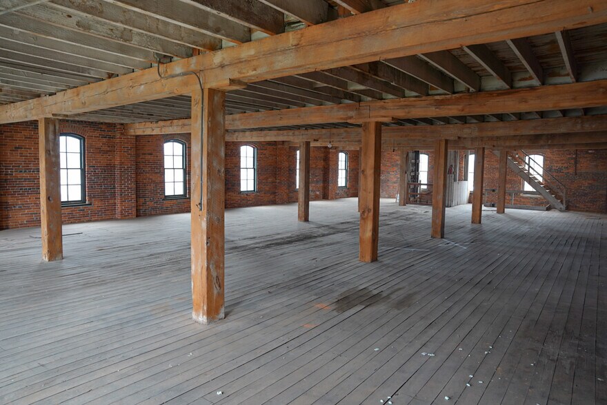 More Photos Of 160 N Main St, Mansfield Warehouse For Lease