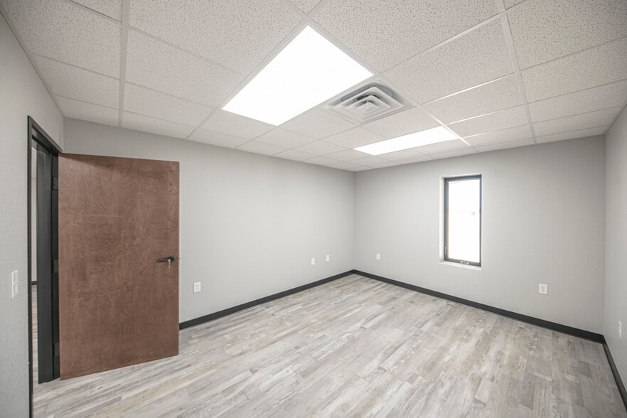 More Photos Of 16571 W Basin S, Odessa Warehouse For Sale