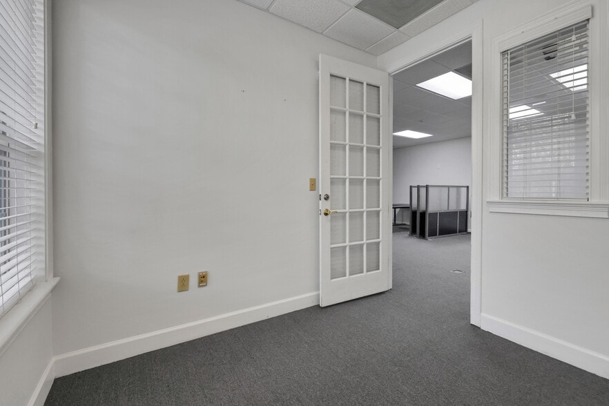 More Photos Of 7700 Square Lake Blvd, Jacksonville Office For Lease