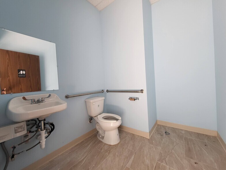 More Photos Of 4821 Lj Pky, Sugar Land Storefront For Lease