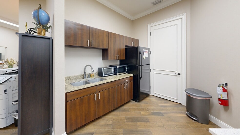 More Photos Of 5908 Hillside Heights Dr, Lakeland Medical For Sale