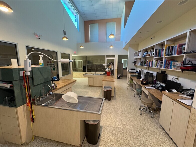 More Photos Of 7313 Lake Underhill Rd, Orlando Freestanding For Sale