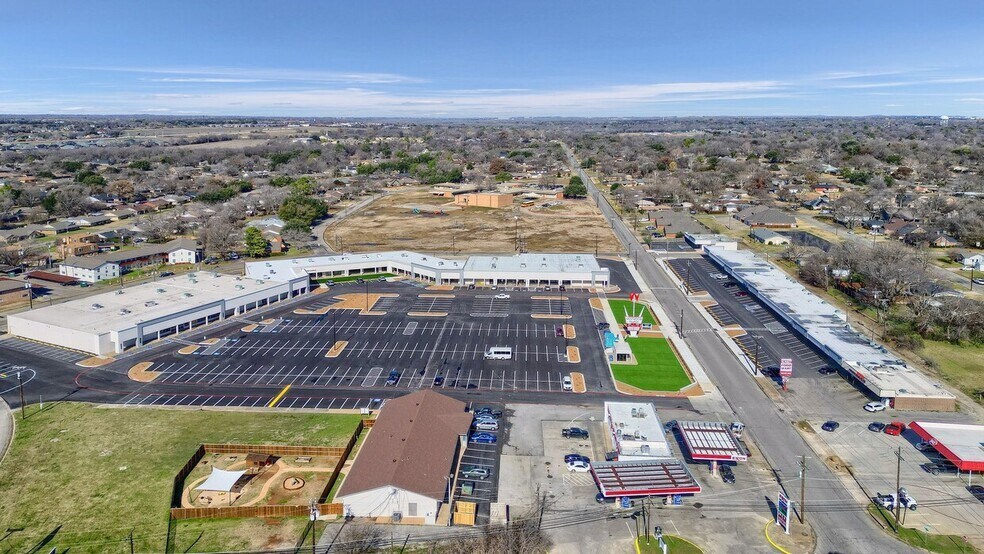 More Photos Of 215-220 Sunset Blvd, Sherman Storefront For Lease