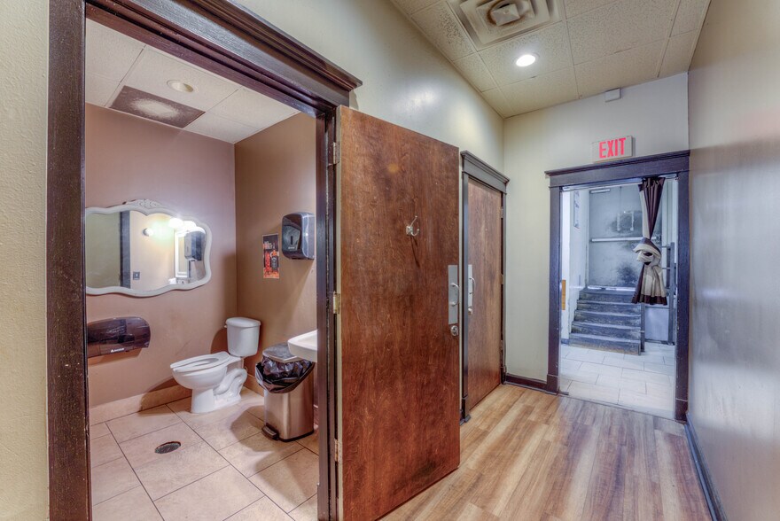 More Photos Of 940-942 S Cooper St, Memphis Storefront For Lease