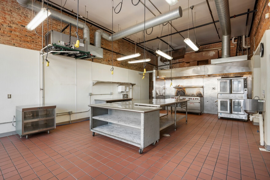 More Photos Of 108 S Walnut St, Muncie Office For Sale