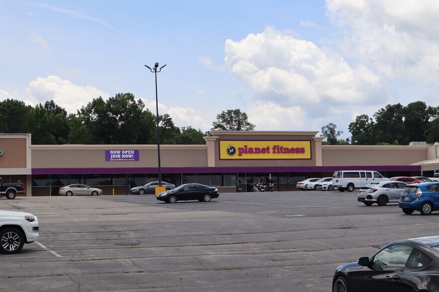 More Photos Of 220 W Kings Hwy, Eden Unknown For Lease