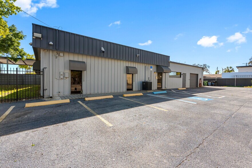 Primary Photo Of 4412 W Osborne Ave, Tampa Light Distribution For Lease