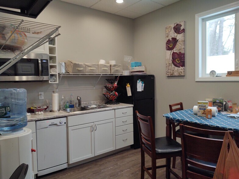 More Photos Of 6 Mohawk Dr, Londonderry Medical For Sale