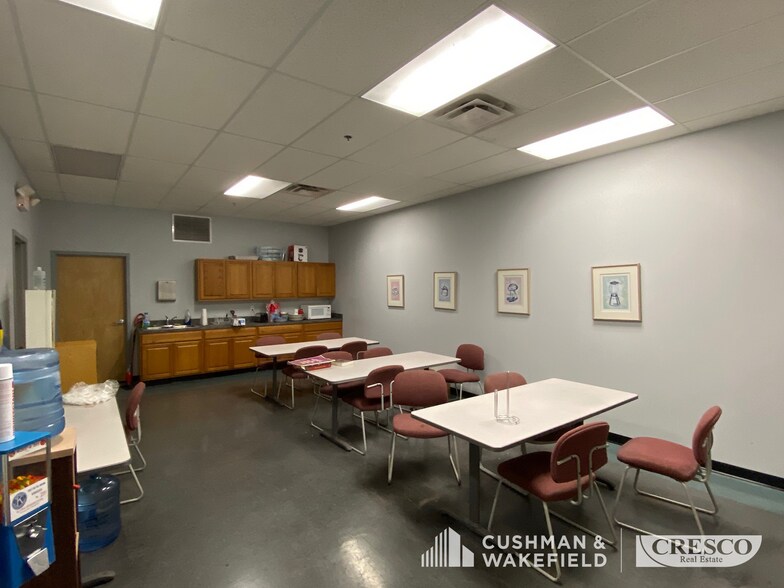 More Photos Of 6474 Lorain Blvd, Elyria Warehouse For Lease