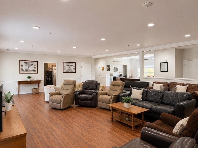 More Photos Of 250 Carriage Ct, Athens Sorority Fraternity House For Sale